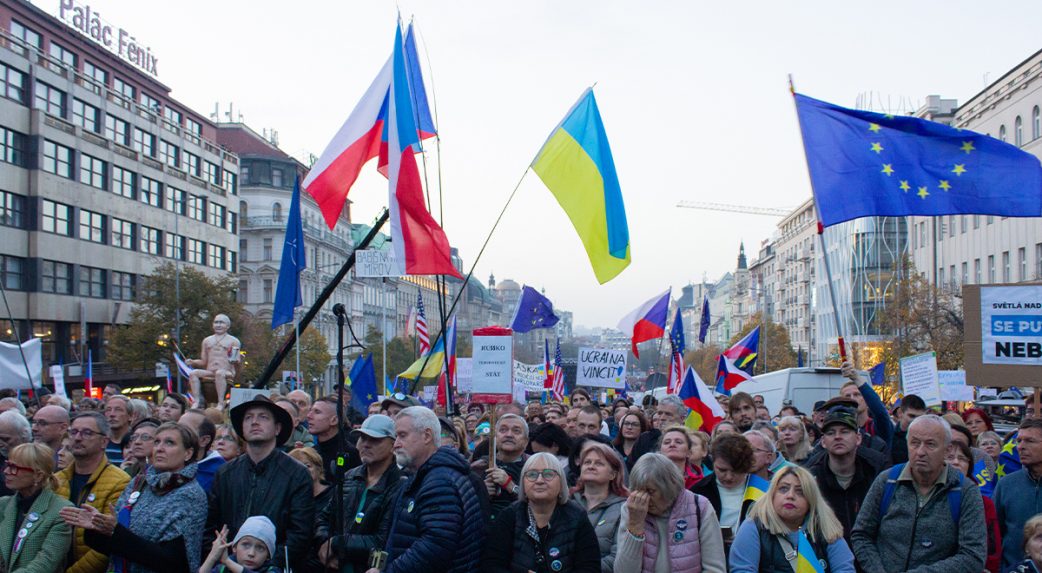 Több tízezren tüntettek tegnap a prágai Vencel téren