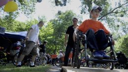 Hozzáférhetőbbek lesznek a szolgáltatások a fogyatékossággal élő személyek számára