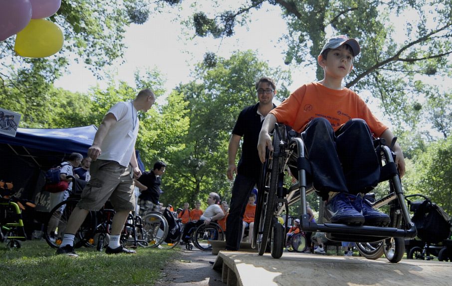 Hozzáférhetőbbek lesznek a szolgáltatások a fogyatékossággal élő személyek számára