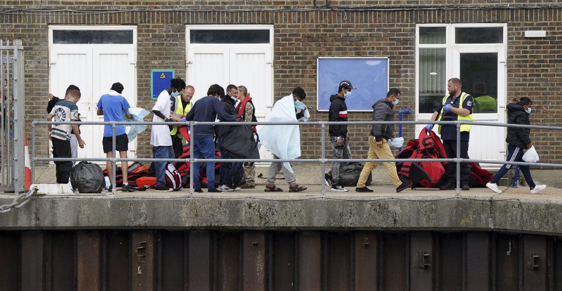 Enyhítette a brit kormány a legális bevándorlás feltételeinek korábban bejelentett szigorítását