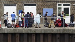 Bevándorlási központra támadt egy férfi az angliai Doverben