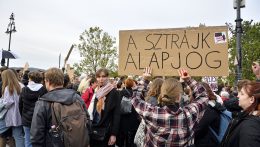 Több tízezren tüntettek tegnap Budapesten a jobb oktatásért