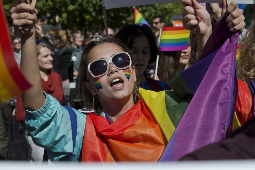 Hogy vélekednek a magyar pártok az azonos nemű párok jogainak bővítéséről?