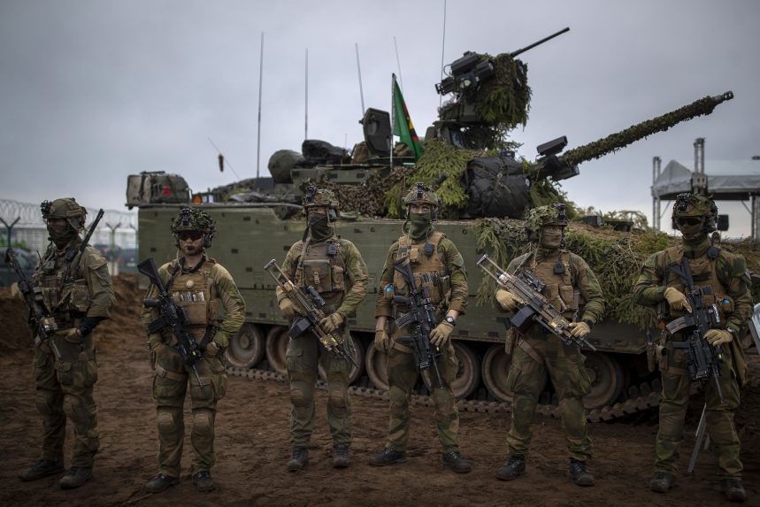A brit miniszterelnök szerint NATO-szabványoknak megfelelő védelmi kapacitásokat kell nyújtani Ukrajnának