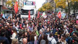 Több tízezren tüntettek Párizsban az infláció miatt