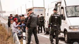 Tizenöt migránst tartóztattak fel a magyar határon
