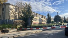Előzetes letartóztatásban marad az osztálytársaira baltával támadó nyitranováki középiskolás