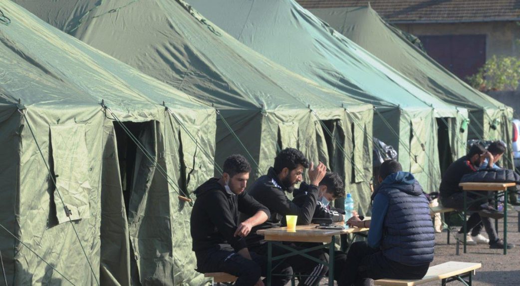 Megtelt a bevándorlókat befogadó sátortábor a szlovák-cseh határon