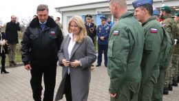 A szlovák és a szlovén államfő NATO-katonákat látogatott meg Lešťen