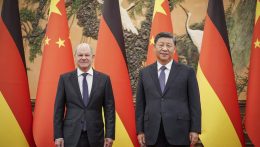 Német-kínai csúcs: Nem szabad megengedni egy „sinocentrikus világrend” kialakulását