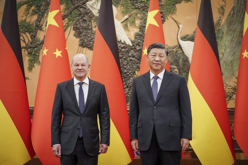 Német-kínai csúcs: Nem szabad megengedni egy „sinocentrikus világrend” kialakulását