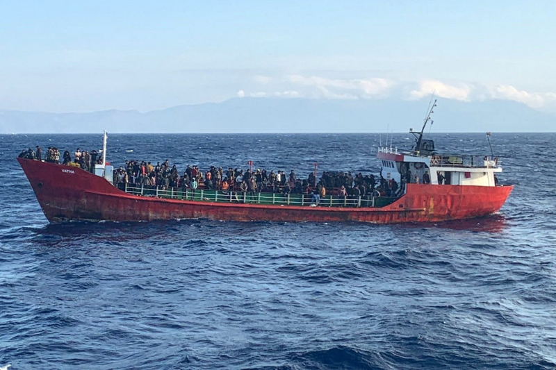 Menekültek százait szállító hajó sodródik a viharos tengeren Krétánál