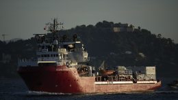Kikötött a dél-franciaországi Toulonban az Ocean Viking