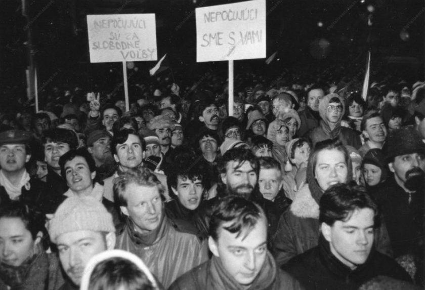 34 éve történt a bársonyos forradalom
