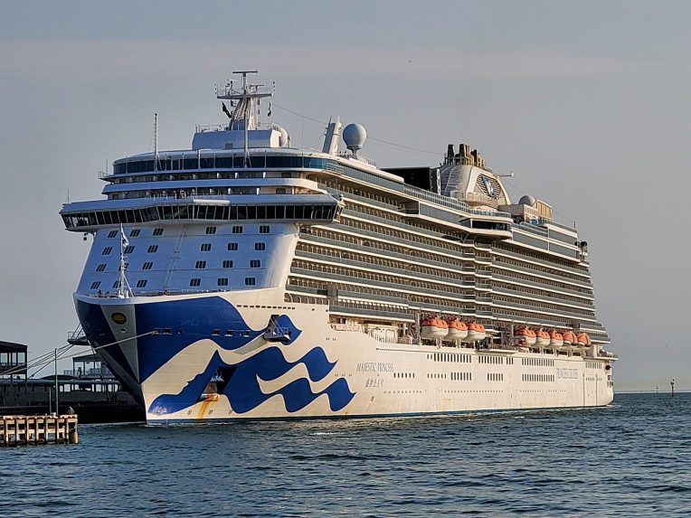 Kikötött a 800 koronavírus-fertőzött utassal rendelkező Magestic Princess nevű tengerjáró hajó Sydneyben