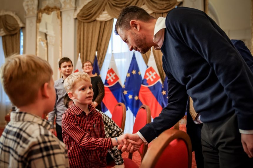 A pőstényi gyerekotthon lakóit fogadta a kormányhivatalban Eduard Heger