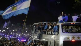 Hazaérkezett az aranyérmes argentin labdarúgó-válogatott
