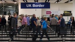 Sztrájkolnak több nagy brit repülőtéren a határrendészeti dolgozók