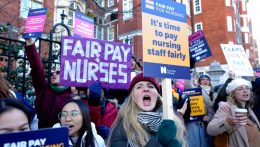 Magasabb bérekért vonultak utcára a brit egészségügyi dolgozók