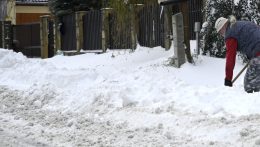 Jelentős fennakadásokat okozott a közlekedésben a havazás és az erős szél Kassán és környékén