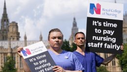 Több mint 100 ezer ápoló nem vette fel a munkát Nagy-Britanniában