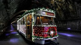 Két karácsonyi villamos is közlekedik Pozsonyban