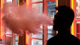 Futótűzként terjed az elektromos cigarettázás a tinédzserek körében