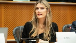 Vizsgálati fogságba helyezték Eva Kaili görög szocialista európai parlamenti képviselőt