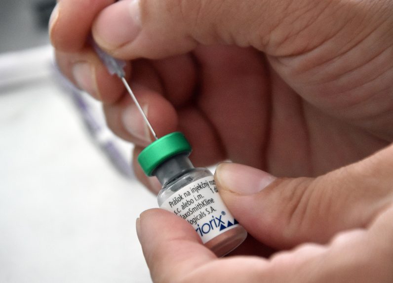 Felfüggesztik a COVID-19 elleni Comirnaty vakcina használatát