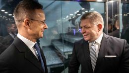 A magyar külügyminiszter szokatlan látogatásai a szlovák fővárosban