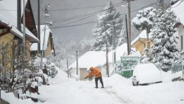 A közútkezelők erős havazásra figyelmeztetnek, a jegesedés is gondokat okozhat