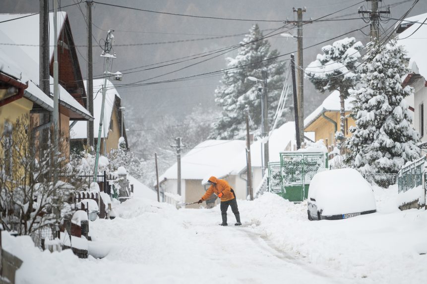 Áramkimaradásokat okozott a sűrű havazás Közép-Szlovákiában