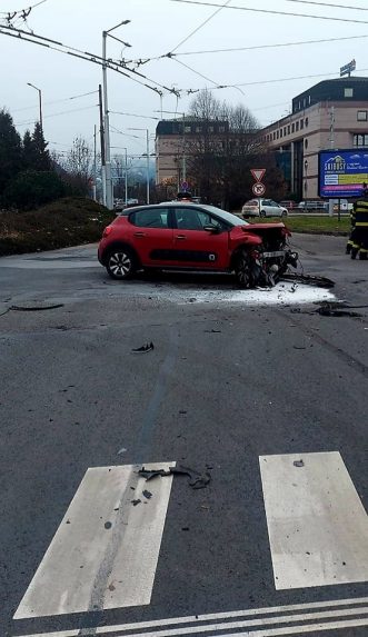 Három gyalogost gázolt el Besztercebányán egy rendőrök elől menekülő autós