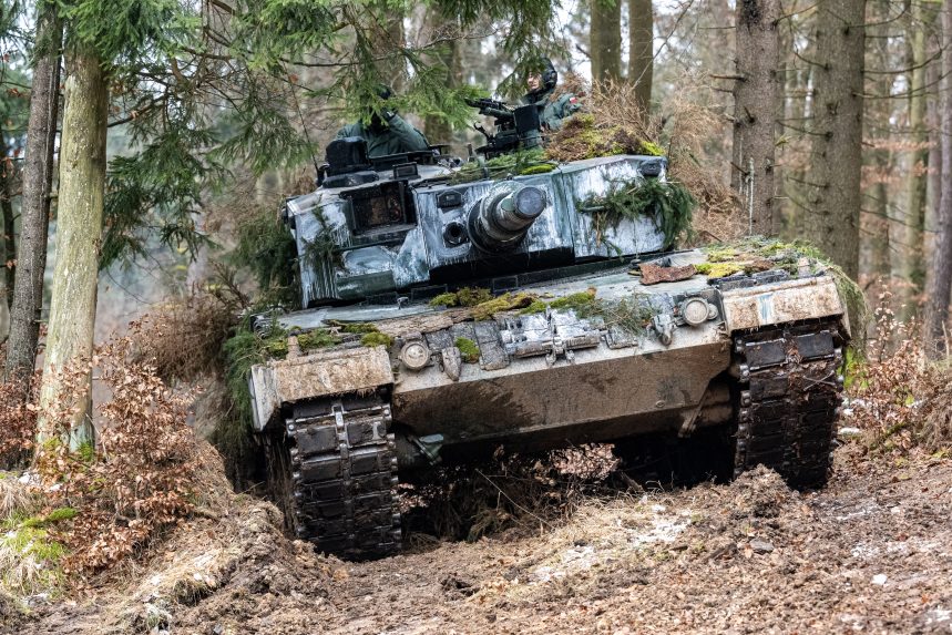 Berlin nem akadályozná Leopard harckocsik továbbadását Ukrajnának