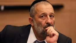 Nem maradhat izraeli miniszter Arije Deri
