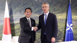 Japánban találkozott egymással a japán miniszterelnök és a NATO főtitkára
