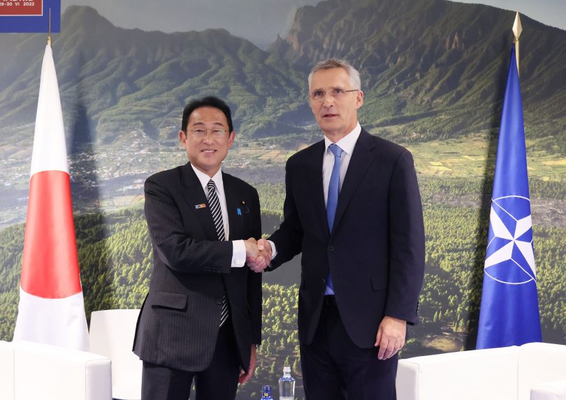 Japánban találkozott egymással a japán miniszterelnök és a NATO főtitkára