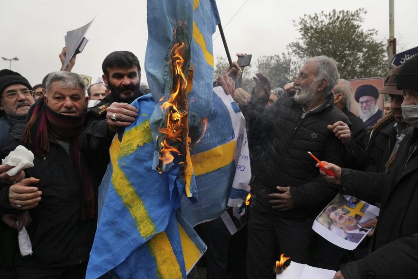 Holland és svéd zászlókat égettek ázsiai fővárosokban