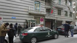 Azerbajdzsán teheráni nagykövetségének biztonsági szolgálátára támadtak