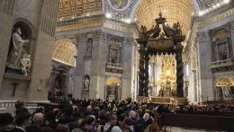 Pápának kijáró ceremóniával temetik el XVI. Benedek nyugalmazott pápát