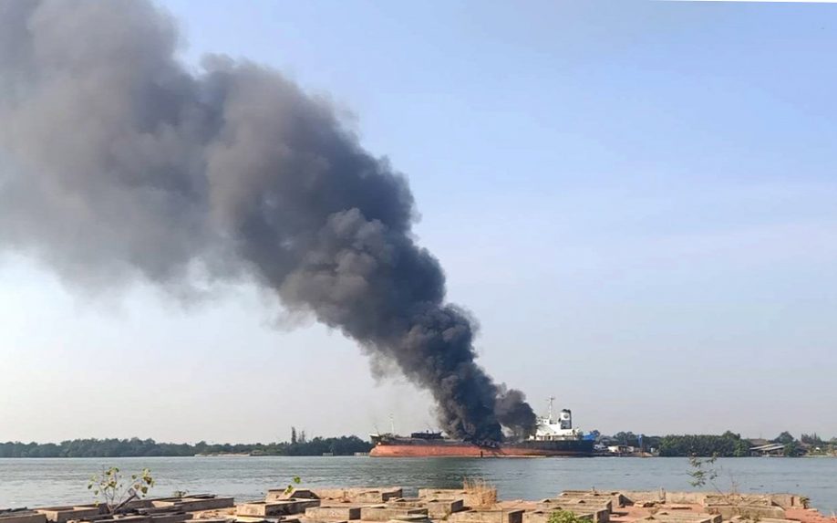 Nyolcan eltűntek egy olajszállító hajó robbanását követően Thaiföldön