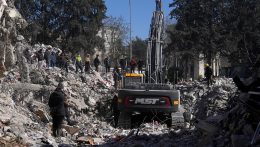 Törökországban elkezdődött az újjáépítés és a felelősök keresése