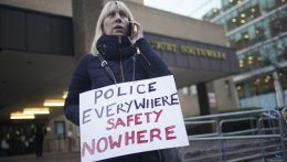 Életfogytig tartó börtönbüntetésre ítélték az erőszakoló londoni rendőrt