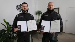 Mikulec kitüntetett két rendőrt