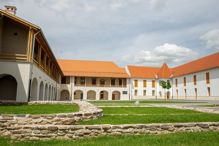 Borsi: Helyreállítják a kastély melletti tavat és vizesárkot