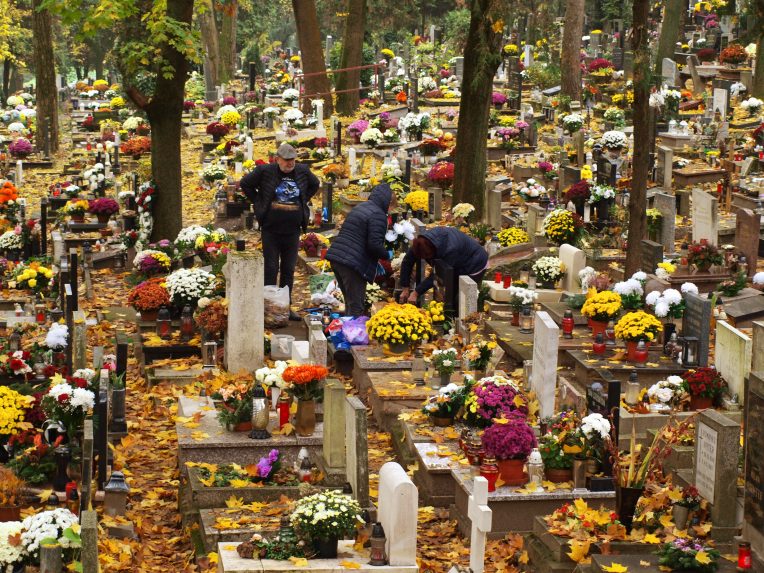 A rendőrség fokozott figyelmet fordít a temetőkre az elkövetkező napokban