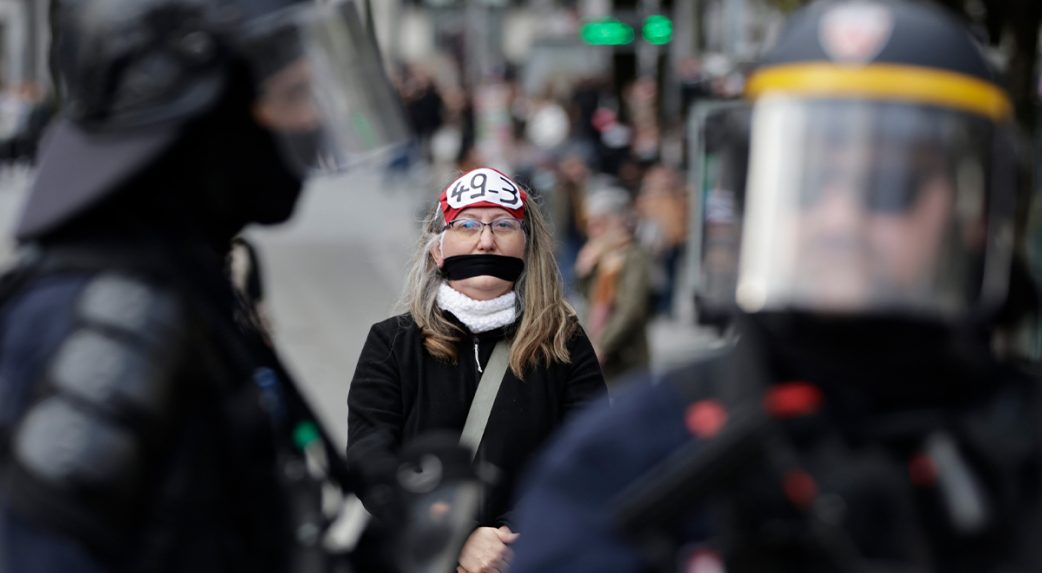 Több nagyvárosban is tüntettek a franciák a kormány elleni bizalmatlansági indítványok elbukása után