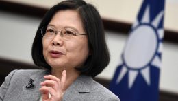 Provokációnak tartja a tajvani elnök és az amerikai képviselőház elnökének találkozóját Peking