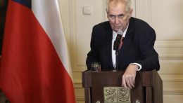 Miloš Zeman az első választott államfő elhagyja a prágai várat