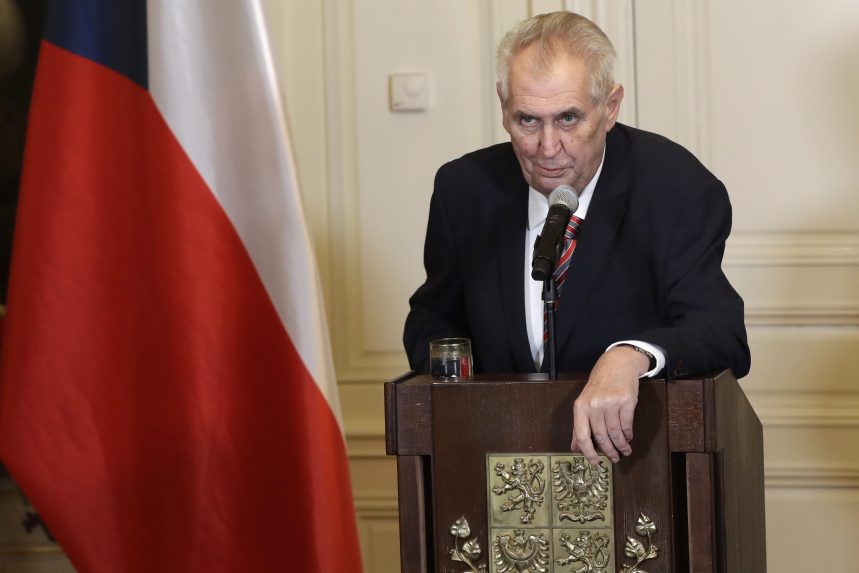 Miloš Zeman az első választott államfő elhagyja a prágai várat